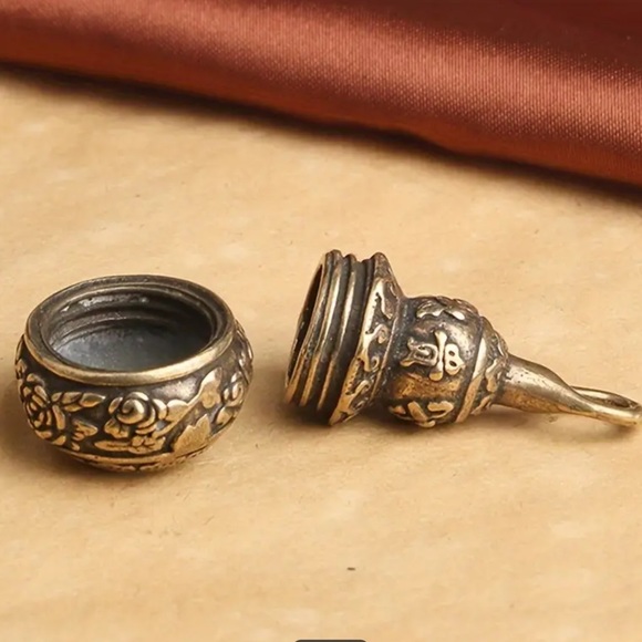 Solid brass vintage pendant - Picture 3 of 6